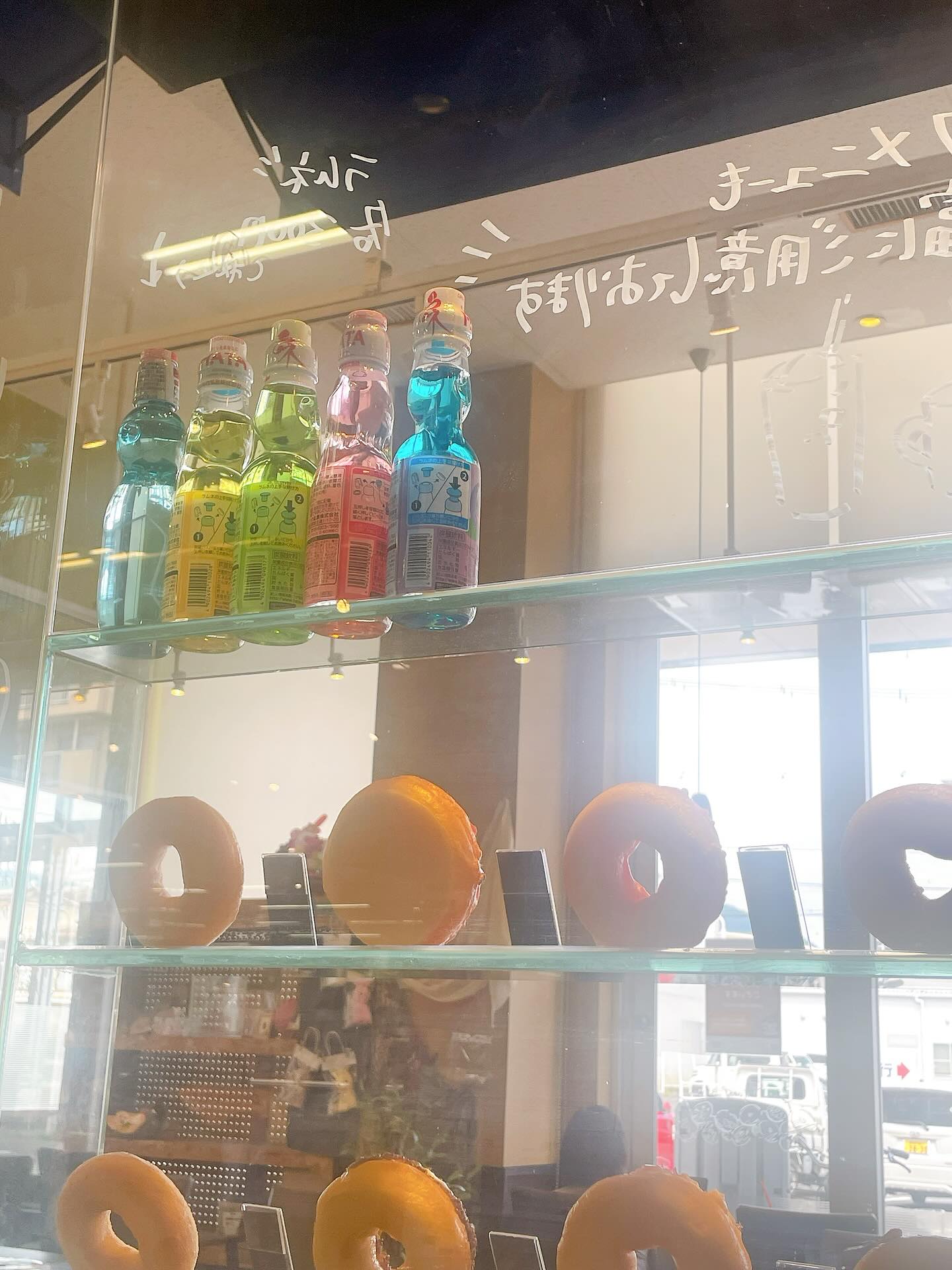 暑いけど、朝晩はすこぅし過ごしやすい✨

残暑ラムネ、あります☀️
ブルーベリー味🫐とパイン味🍍が人気

在庫限りの提供となりますのでお早めに✨

ドーナツとキンキンに冷えたラムネを持って
残暑を感じてください…☺️✨

#ドーナツ
#ゆめマート
#氷カフェ
#氷コーヒー
#ラムネ